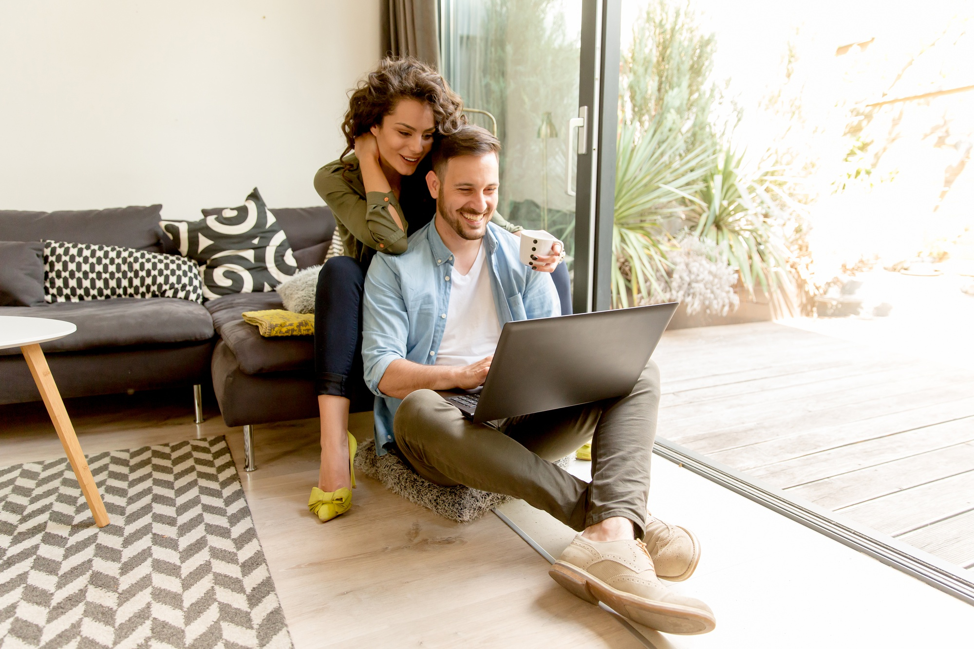 pareja-joven-sentado-piso-uso-notebook